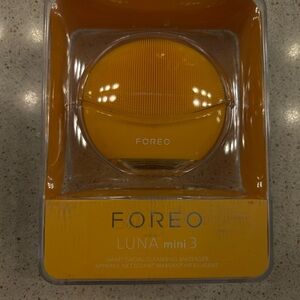FOREO Luna Mini 3 in Bright Orange